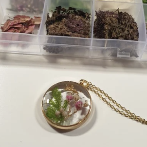 UV-Harz Blütenschmuck Kurs für Erwachsene